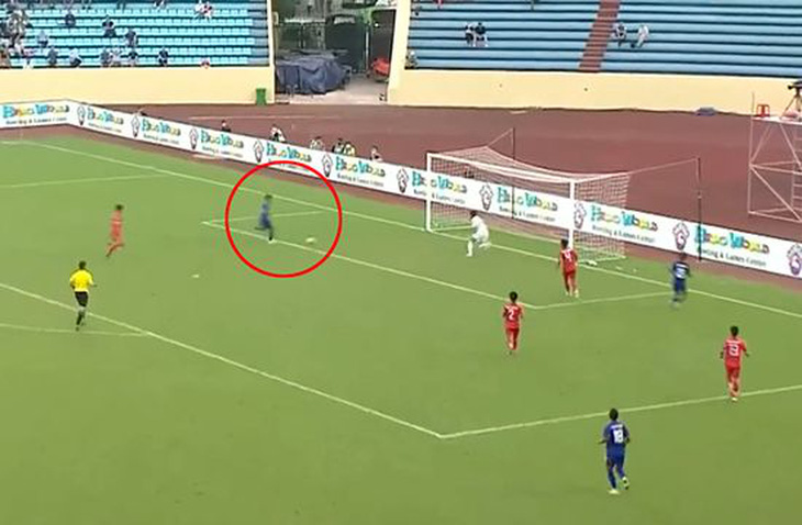 2 pha bỏ lỡ khó tin của các cầu thủ Campuchia trong trận gặp Lào