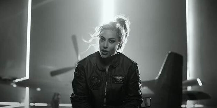 Lady Gaga "bụi bặm" trong MV bom tấn "Top Gun Maverik"