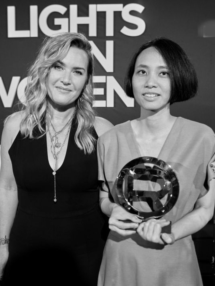 Nữ đạo diễn Việt giật giải truyền cảm hứng tại Cannes nhờ gỏi cuốn