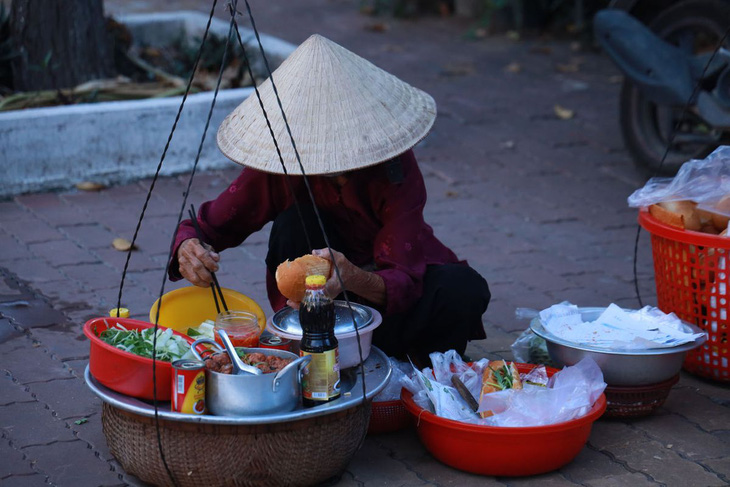 Bánh mì xíu mại Trần Quý Khoách, 27 ngàn một chén đủ lót lòng ngày mưa - Ảnh 7.