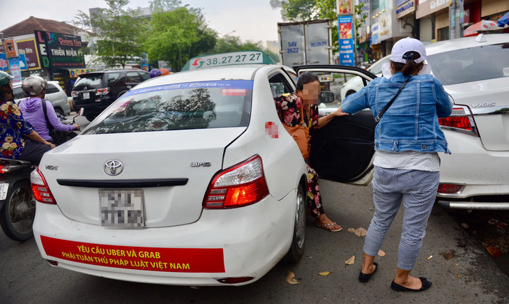 Bộ Công thương nói về biểu ngữ phản đối Uber, Grab: Phải làm rõ đúng, sai - Ảnh 1.