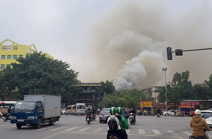 Bộ đội cùng cứu hỏa dập đám cháy quán cà phê ở Hà Nội - Ảnh 2.