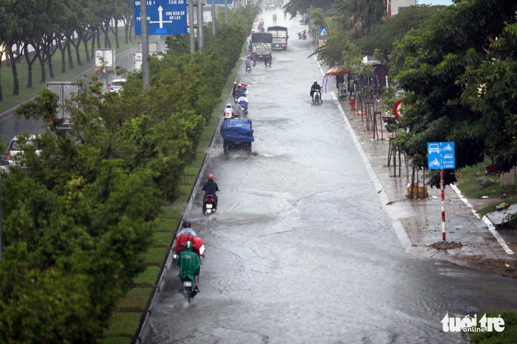 Người Sài Gòn tả tơi trong cơn mưa lớn kéo dài - Ảnh 2.