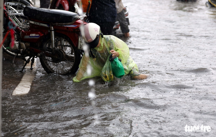 Người Sài Gòn tả tơi trong cơn mưa lớn kéo dài - Ảnh 4.