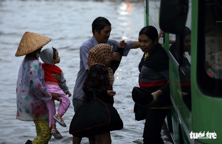 Người Sài Gòn tả tơi trong cơn mưa lớn kéo dài - Ảnh 6.