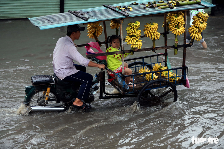 Người Sài Gòn tả tơi trong cơn mưa lớn kéo dài - Ảnh 7.