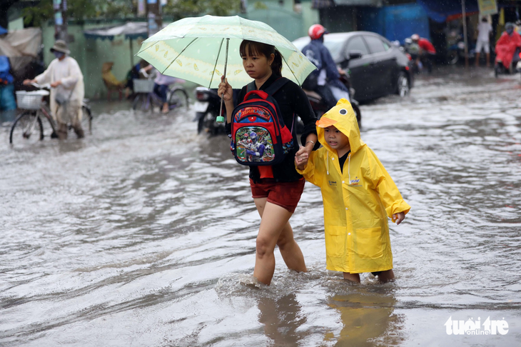 Người Sài Gòn tả tơi trong cơn mưa lớn kéo dài - Ảnh 8.