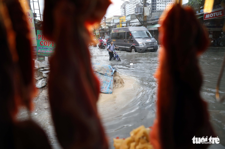 Người Sài Gòn tả tơi trong cơn mưa lớn kéo dài - Ảnh 10.