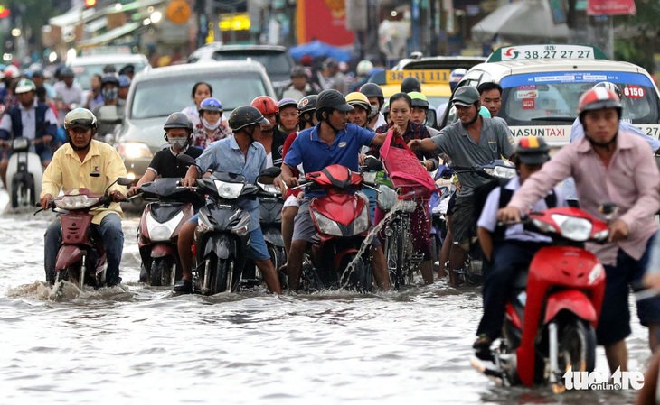 Người Sài Gòn tả tơi trong cơn mưa lớn kéo dài - Ảnh 13.