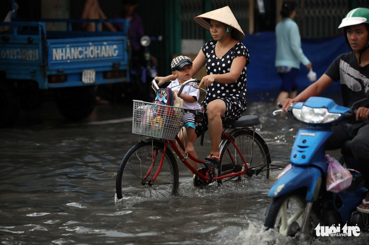 Người Sài Gòn tả tơi trong cơn mưa lớn kéo dài - Ảnh 15.