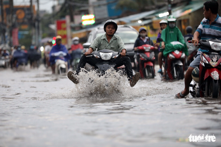 Người Sài Gòn tả tơi trong cơn mưa lớn kéo dài - Ảnh 16.