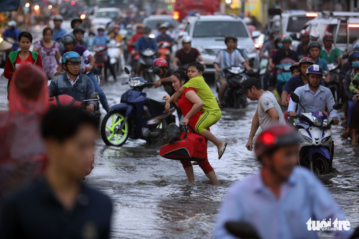 Người Sài Gòn tả tơi trong cơn mưa lớn kéo dài - Ảnh 17.