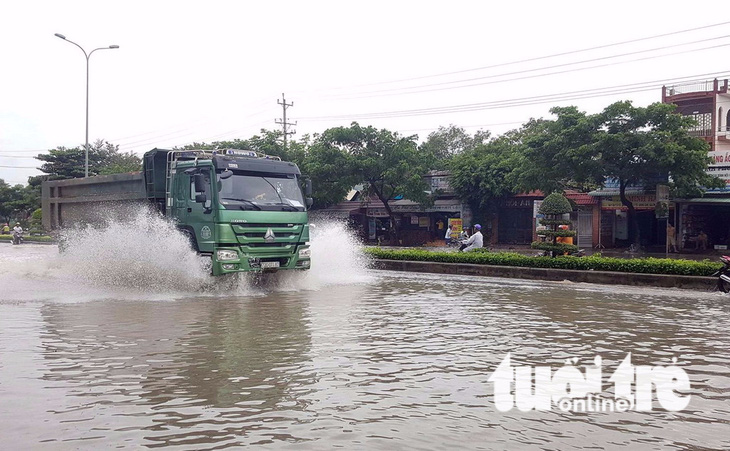 Quốc lộ 51 ngập nặng, hầm xe chìm trong nước, học sinh nghỉ học - Ảnh 4.