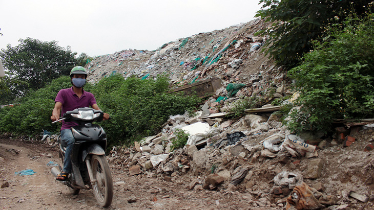 Hà Nội nhiều nơi rác thải tràn lan chất thành núi - Ảnh 10.