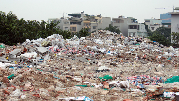 Hà Nội nhiều nơi rác thải tràn lan chất thành núi - Ảnh 11.