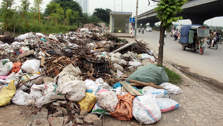 Hà Nội nhiều nơi rác thải tràn lan chất thành núi - Ảnh 12.