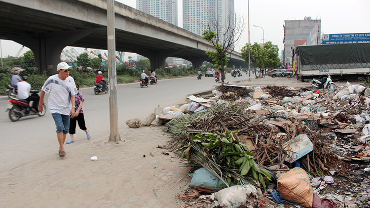 Hà Nội nhiều nơi rác thải tràn lan chất thành núi - Ảnh 14.