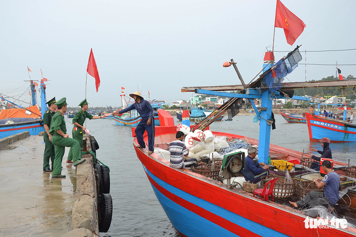 Miền Trung bắt đầu mưa lớn, dân hối hả chạy bão số 10 - Ảnh 7.