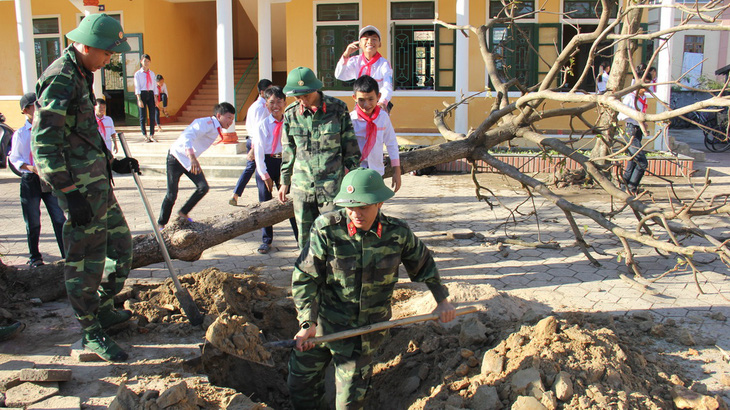 Màu xanh áo lính trong tâm bão - Ảnh 1.