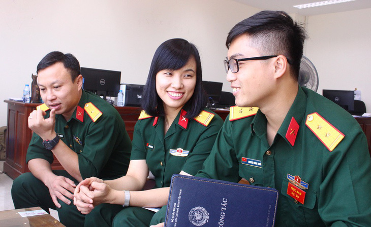 Trò chuyện với nữ sĩ quan “mũ nồi xanh” đầu tiên của Việt Nam - Ảnh 1.