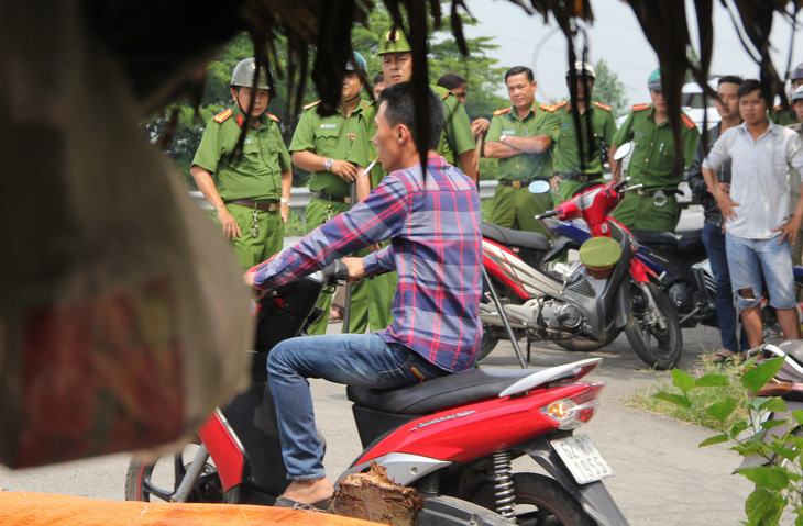 Hàng chục cảnh sát bao vây thanh niên cầm dao cố thủ - Ảnh 1.