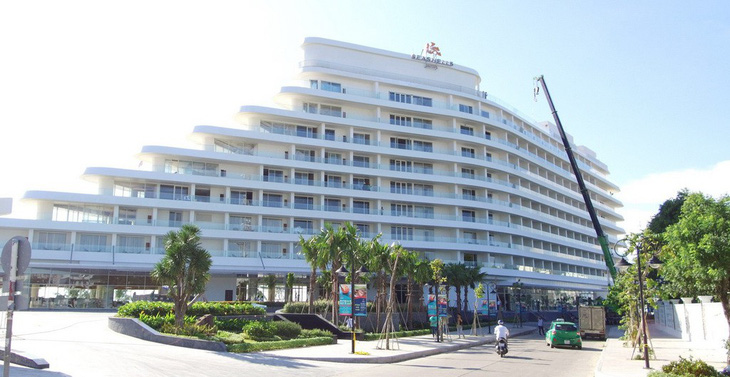 Dỡ tầng trên cùng khách sạn 5 sao sai phép tại Phú Quốc - Ảnh 1.