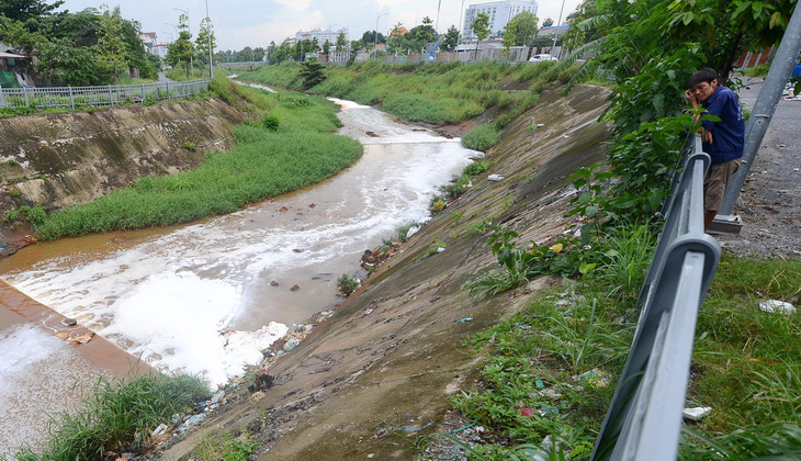 Lo ô nhiễm lưu vực sông Đồng Nai - Ảnh 1.