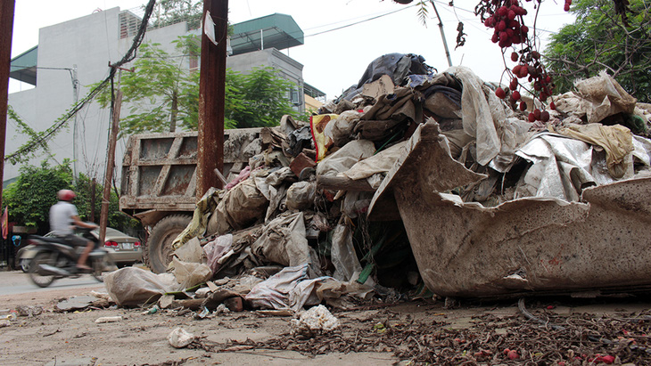 Hà Nội nhiều nơi rác thải tràn lan chất thành núi - Ảnh 3.