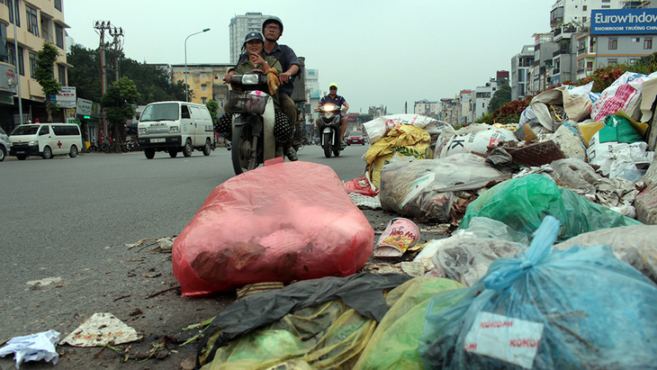 Hà Nội nhiều nơi rác thải tràn lan chất thành núi - Ảnh 5.