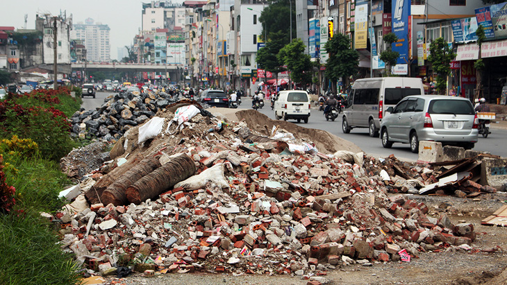 Hà Nội nhiều nơi rác thải tràn lan chất thành núi - Ảnh 7.