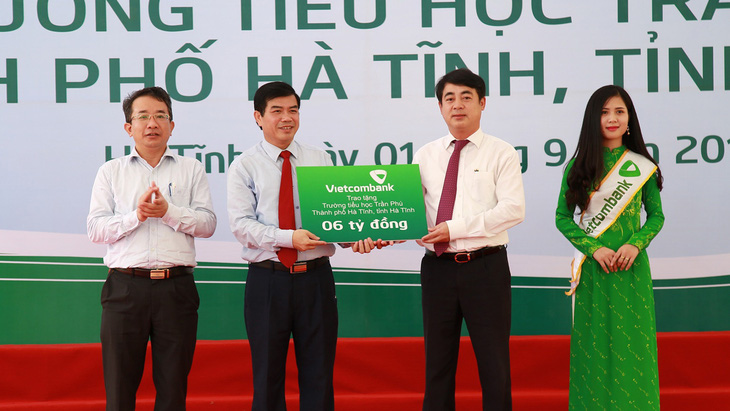 Vietcombank khánh thành và bàn giao nhiều trường học dịp khai giảng - Ảnh 2.