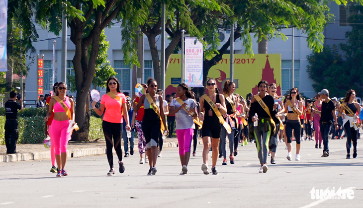 76 người đẹp Hoa hậu hòa bình tham gia đi bộ 10.000 bước chân - Ảnh 3.
