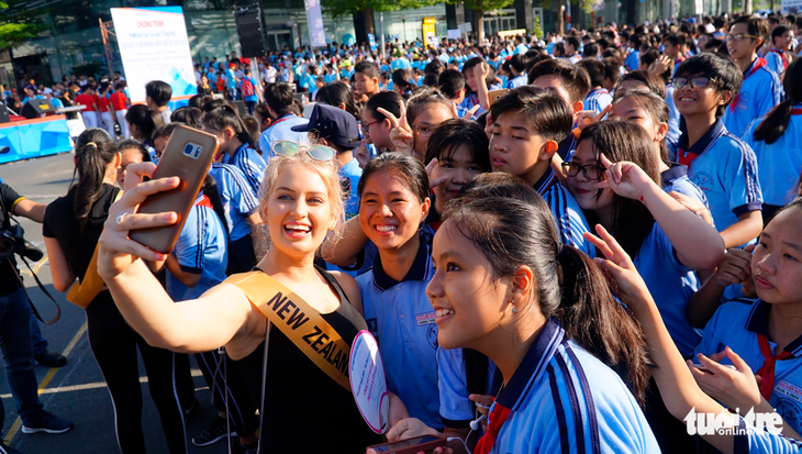 76 người đẹp Hoa hậu hòa bình tham gia đi bộ 10.000 bước chân - Ảnh 6.