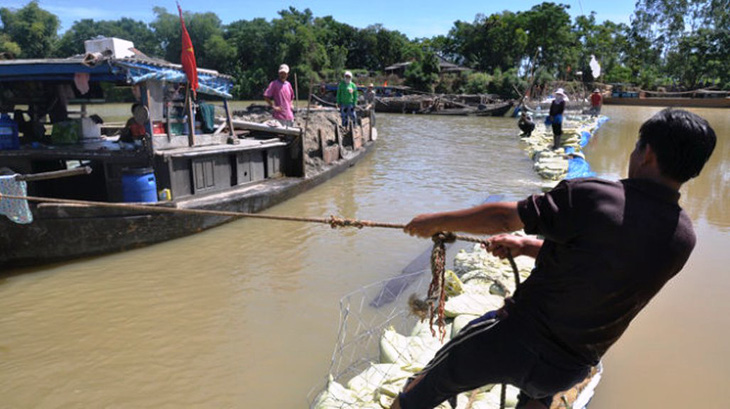 Tháo đập ngăn mặn sông Vĩnh Điện, dân Hội An mất nước sinh hoạt - Ảnh 1.
