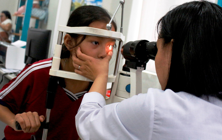 Khám mắt cho trẻ em, hiện ở đô thị tỉ lệ trẻ bị cận thị đã tăng hơn rất nhiều so với trước