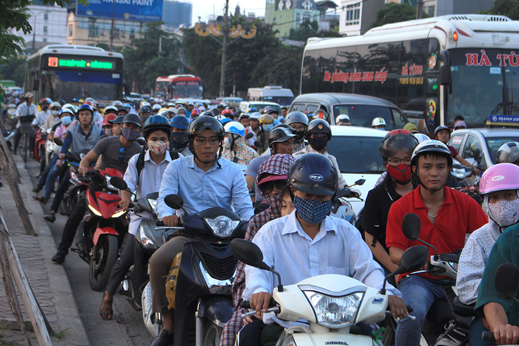 Người dân về nghỉ lễ 2-9, cửa ngõ Hà Nội kẹt cứng - Ảnh 7.