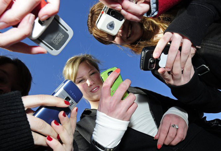 Pháp sẽ cấm học sinh cấp 1, cấp 2 xài điện thoại - Ảnh 1.