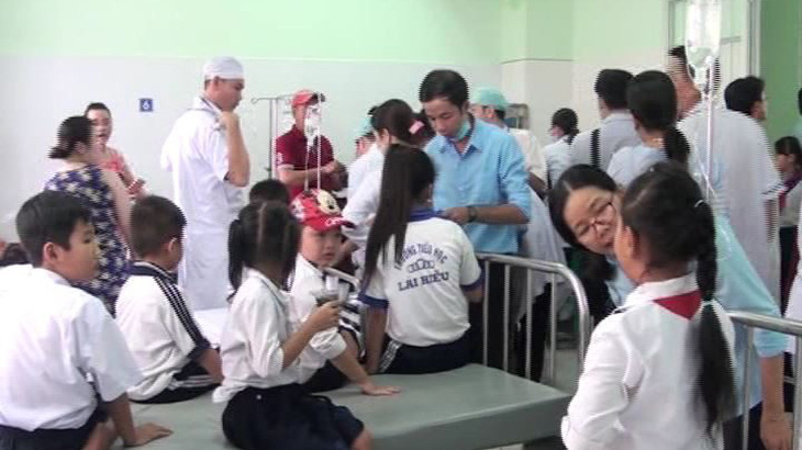 500 học sinh Hậu Giang ngộ độc sữa do pha chế không đảm bảo