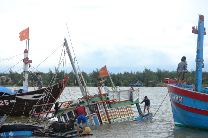 Sóng đánh chìm tàu câu mực ở Trường Sa, 2 ngư dân chết, mất tích - Ảnh 1.