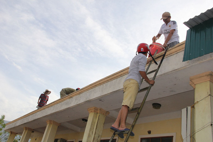 Thầy giáo leo mái nhà lợp ngói trường học sau bão - Ảnh 3.