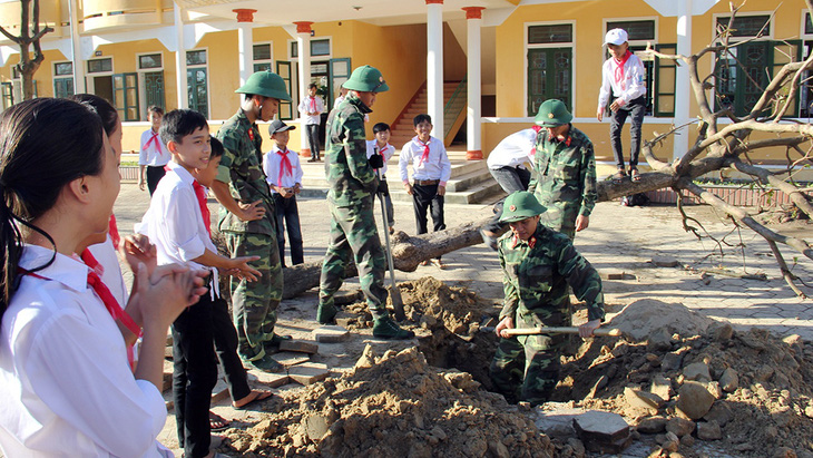 Vừa học, vừa sửa trường sau bão - Ảnh 2.