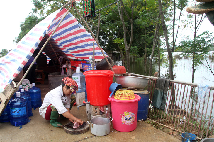 Nhiều đường làng ở huyện Chương Mỹ vẫn là dòng sông - Ảnh 4.