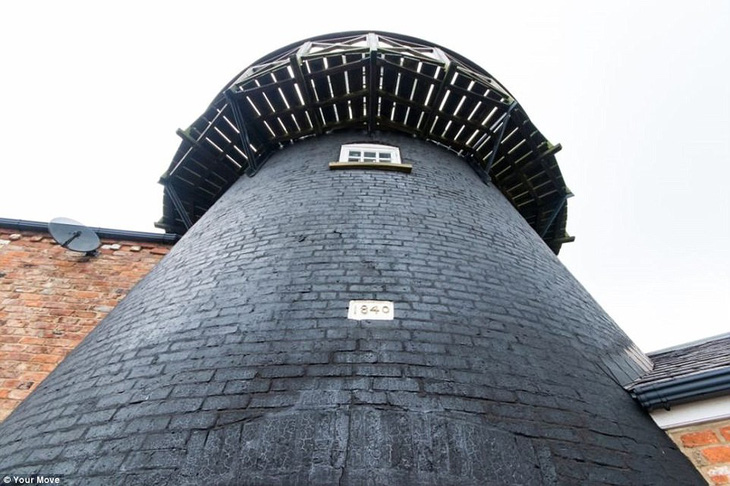 Ghé thăm ngôi nhà được cải tạo từ cối xay gió cổ ở Anh - Ảnh 2.