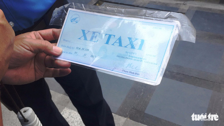 Clip tài xế taxi dù cầm dao rọc giấy rượt thanh tra giao thông - Ảnh 6.