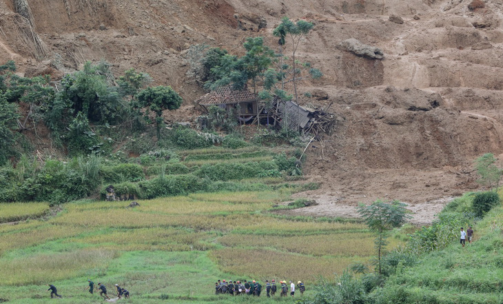 Cận cảnh hiện trường lở đất ở Hòa Bình, 18 người bị vùi lấp - Ảnh 4.