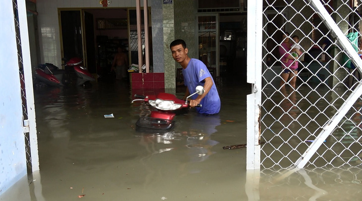 Nhà dân ngập 1m nước sau cơn mưa tối 12-10 - Ảnh 3.