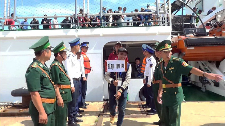 239 ngư dân Việt Nam bị Indonesia bắt giữ được về nhà - Ảnh 3.
