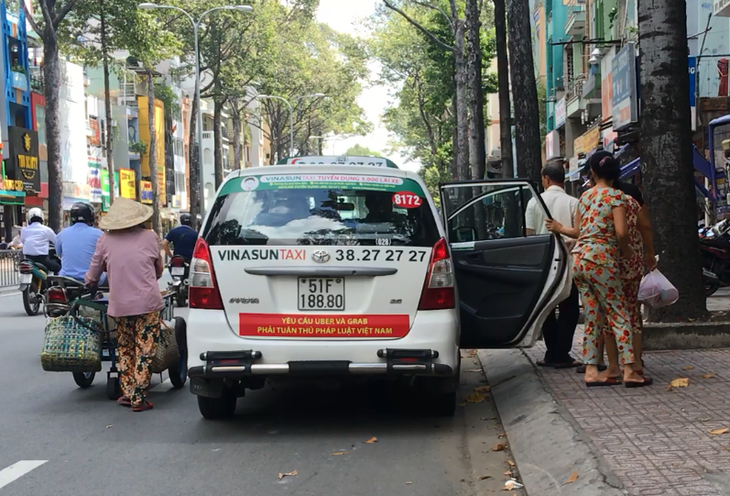 Sau Hà Nội, đến lượt taxi ở Sài Gòn dán biểu ngữ phản đối Uber - Grab - Ảnh 2.