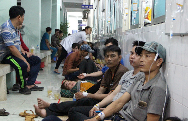 Hàng trăm công nhân phải nhập viện sau bữa ăn chiều - Ảnh 3.