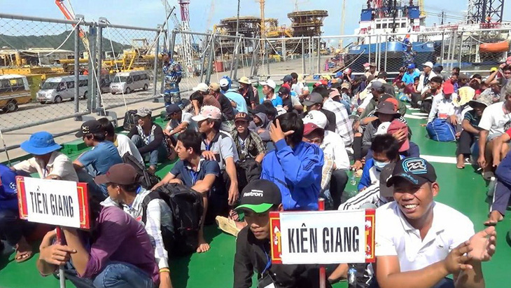239 ngư dân Việt Nam bị Indonesia bắt giữ được về nhà - Ảnh 1.